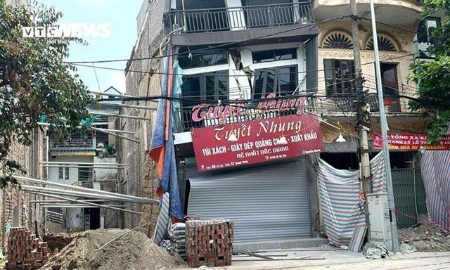 Chủ nhân ngôi nhà nứt toác, sắp đổ sụp vì hàng xóm đào móng lên tiếng, nhà vừa sửa chưa kịp tân gia