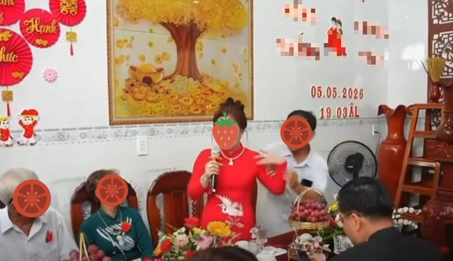 06-1780710571-xon-xao-canh-me-chu-re-cam-micro-doi-lai-mot-luong-vang-mung-cuoi-ngay-tren-san-khau