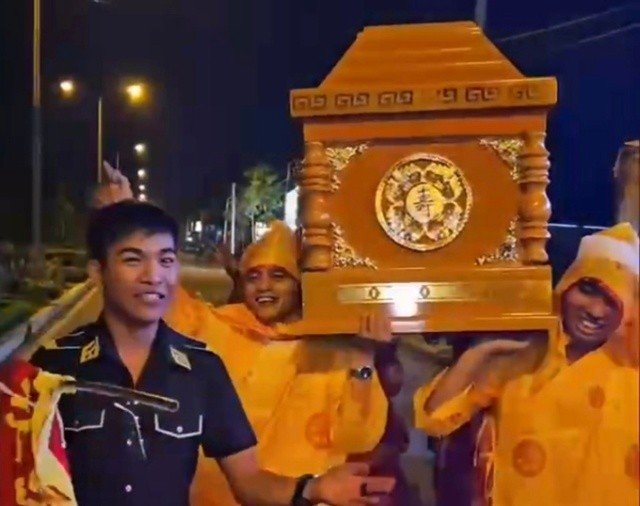 Bất ngờ thân thế người tổ chức tiệc sinh nhật bằng cách khiêng quan tài chứa người sống diễu phố