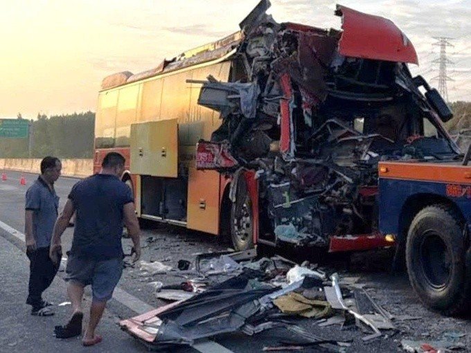 07-1780806268-xe-khach-tong-duoi-container-tren-cao-toc-dau-giay-phan-thiet-19-hanh-khach-bi-thuong