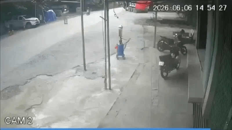 Không chấp hành hiệu lệnh, hai thanh niên đi xe máy tông trung tá CSGT ngã văng xuống đường