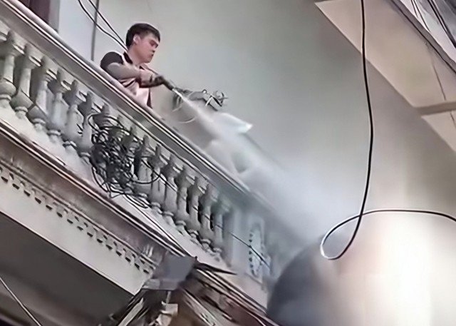 Cái kết cuối vụ xịt nước vào thợ xây nhà hàng xóm ở Hà Nội, 2 gia đình thống nhất gì?