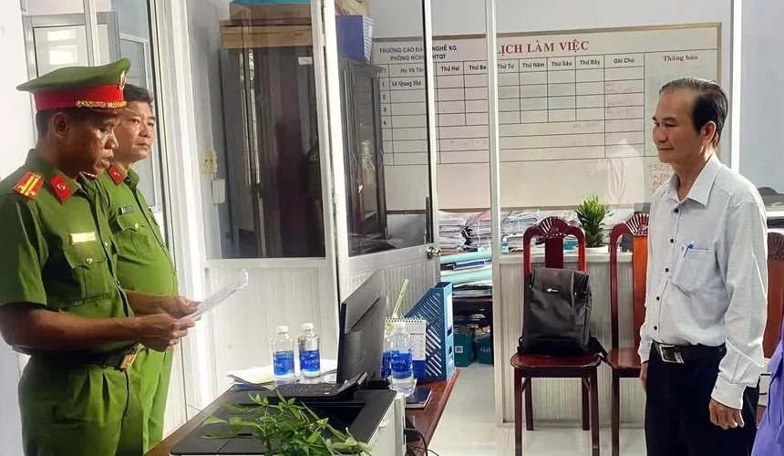 Khởi tố nguyên Hiệu trưởng Trường Cao đẳng nghề Kiên Giang và hai đồng phạm