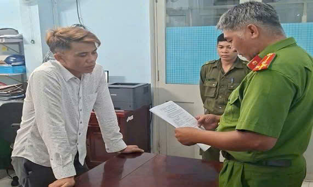 Bắt tạm giam người đàn ông đe dọa, giữ trái phép nữ thẩm phán và thư ký tòa án
