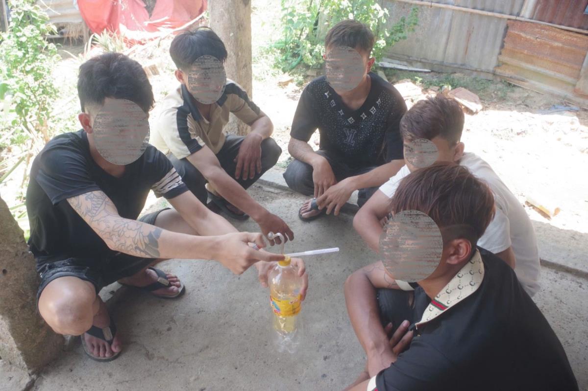 Trai làng chụm đầu ‘đập đá’