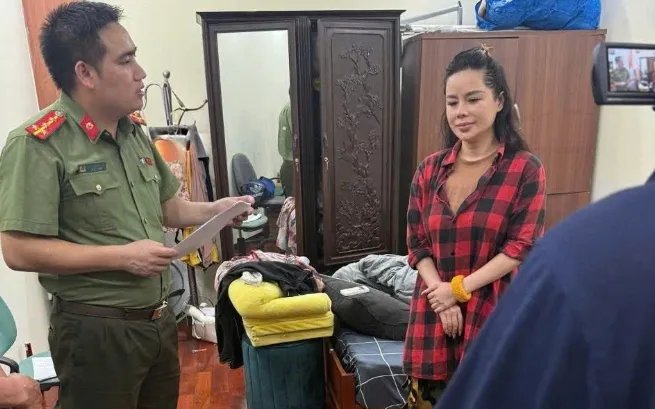 Bắt tạm giam người phụ nữ đăng 9 clip bôi nhọ, vu khống hai bệnh viện lớn ở Hà Nội
