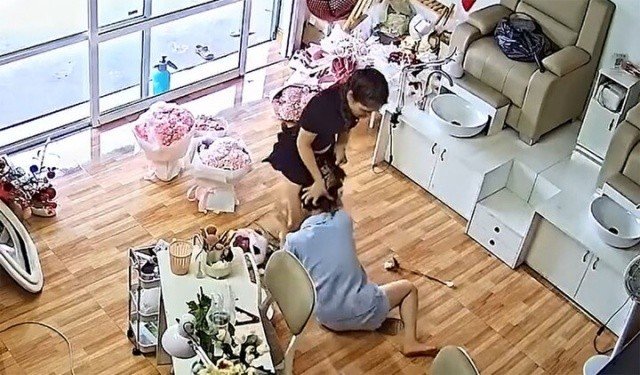 Diễn biến mới vụ cô gái lao vào cửa hàng đánh người đến bất động ở Hưng Yên, công an vào cuộc
