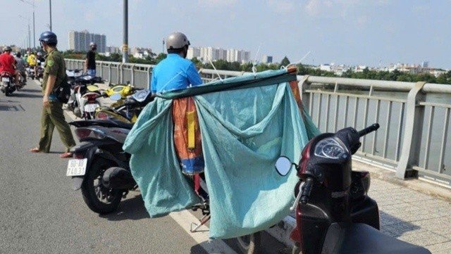 Danh tính nam shipper bỏ xe máy và thùng hàng trên cầu rồi mất tích dưới sông, mẹ ngã quỵ ở hiện trường