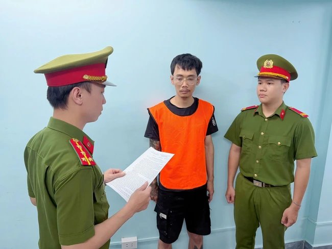 23-1782210109-dem-khuya-mang-binh-son-di-boi-ban-trung-tam-tphcm-nam-thanh-nien-bi-khoi-to-khan-cap