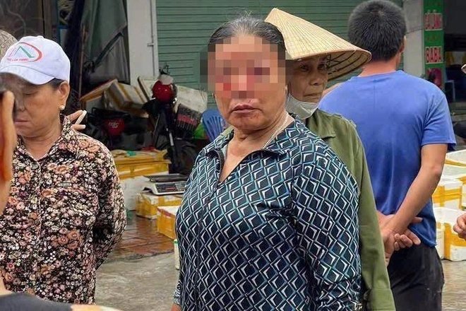 Chủ quán hải sản lên tiếng sau vụ xịt nước khiến bà bán rau chấn thương mắt