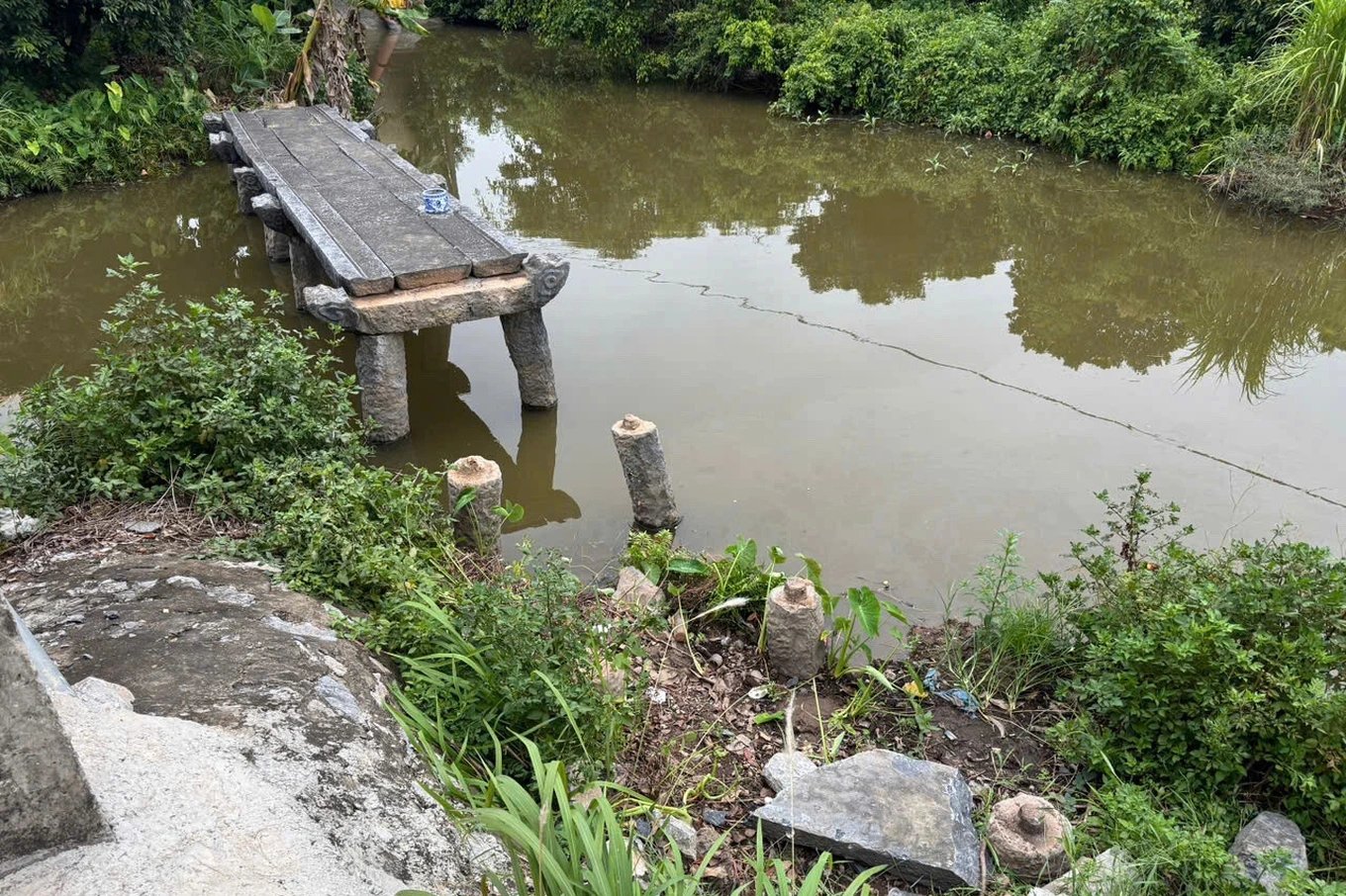 Bốn phiến đá xanh cầu cổ hơn 100 năm tuổi ở Hải Phòng bị tháo trộm, bán như phế liệu
