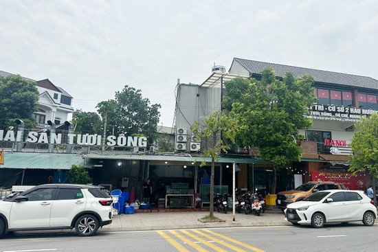 25-1782369883-dua-ban-gai-quen-qua-mang-di-an-cua-hoang-de-tom-alaska-nguoi-dan-ong-bi-bo-lai-voi-hoa-don-16-trieu