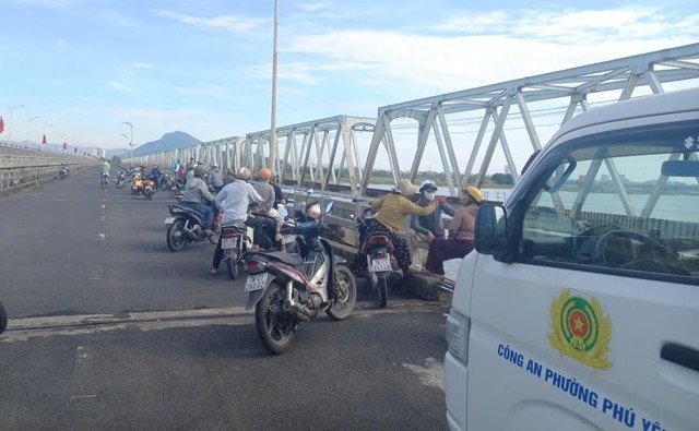 Mẹ kêu con trai dừng xe rồi đột ngột gieo mình xuống sông, người thân hé lộ nguyên nhân
