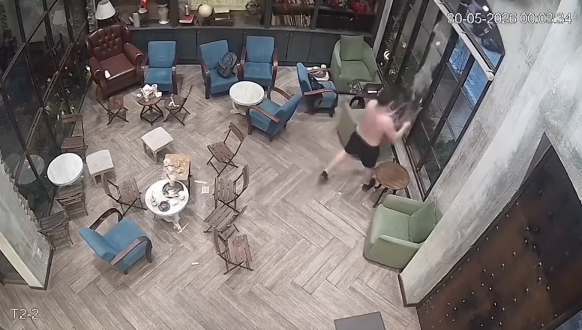 Vụ khách nước ngoài đập phá quán cafe ở Đà Nẵng: Chủ quán xót xa tiết lộ thiệt hại - Ảnh 5.