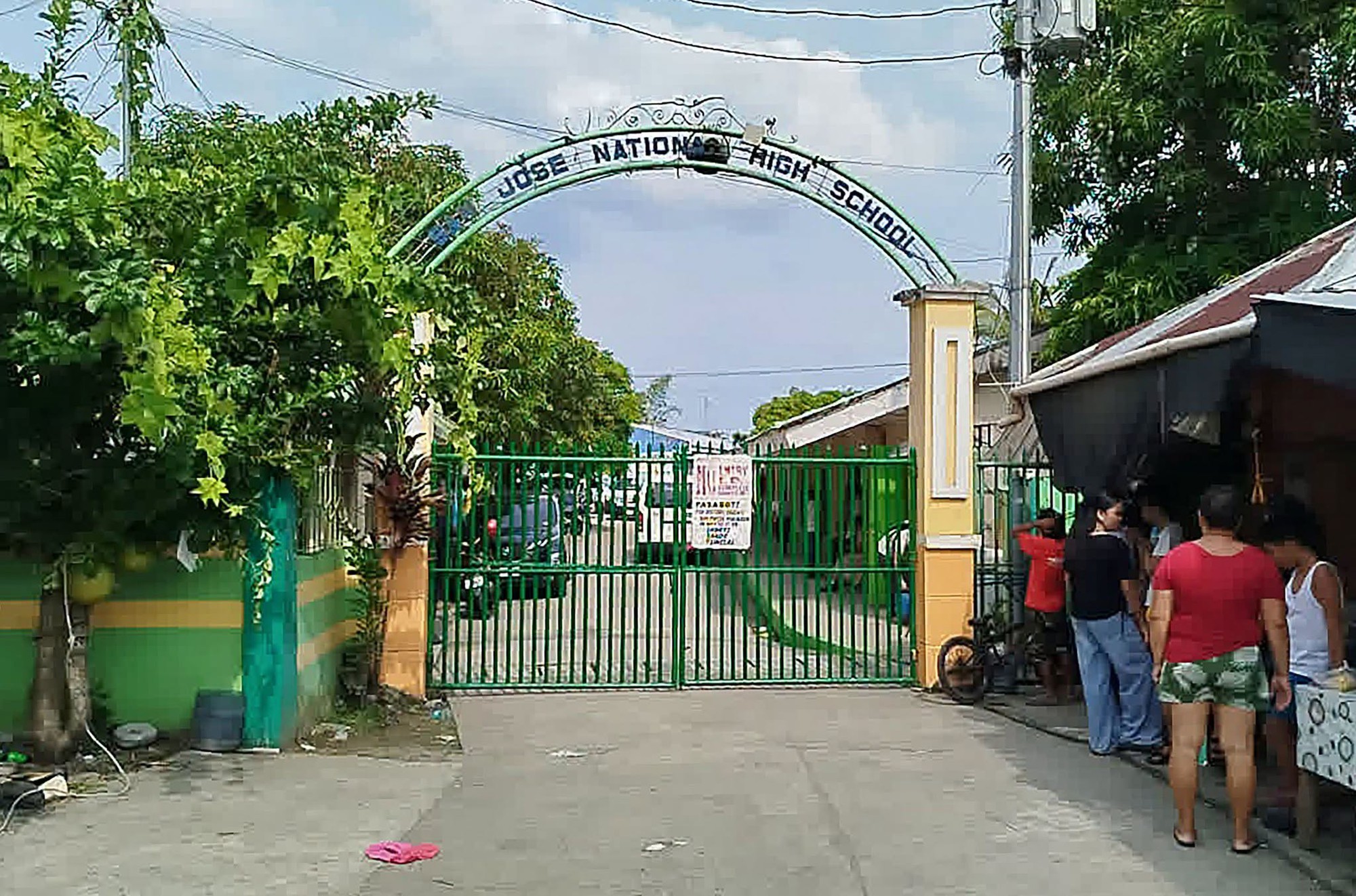 Hiện trường kinh hoàng vụ xả súng tại trường học ở Philippines khiến 10 học sinh thương vong; nghi phạm mới 14 và 15 tuổi- Ảnh 2. Hiện trường kinh hoàng vụ xả súng tại trường học ở Philippines khiến 10 học sinh thương vong; nghi phạm mới 14 và 15 tuổi- Ảnh 2.
