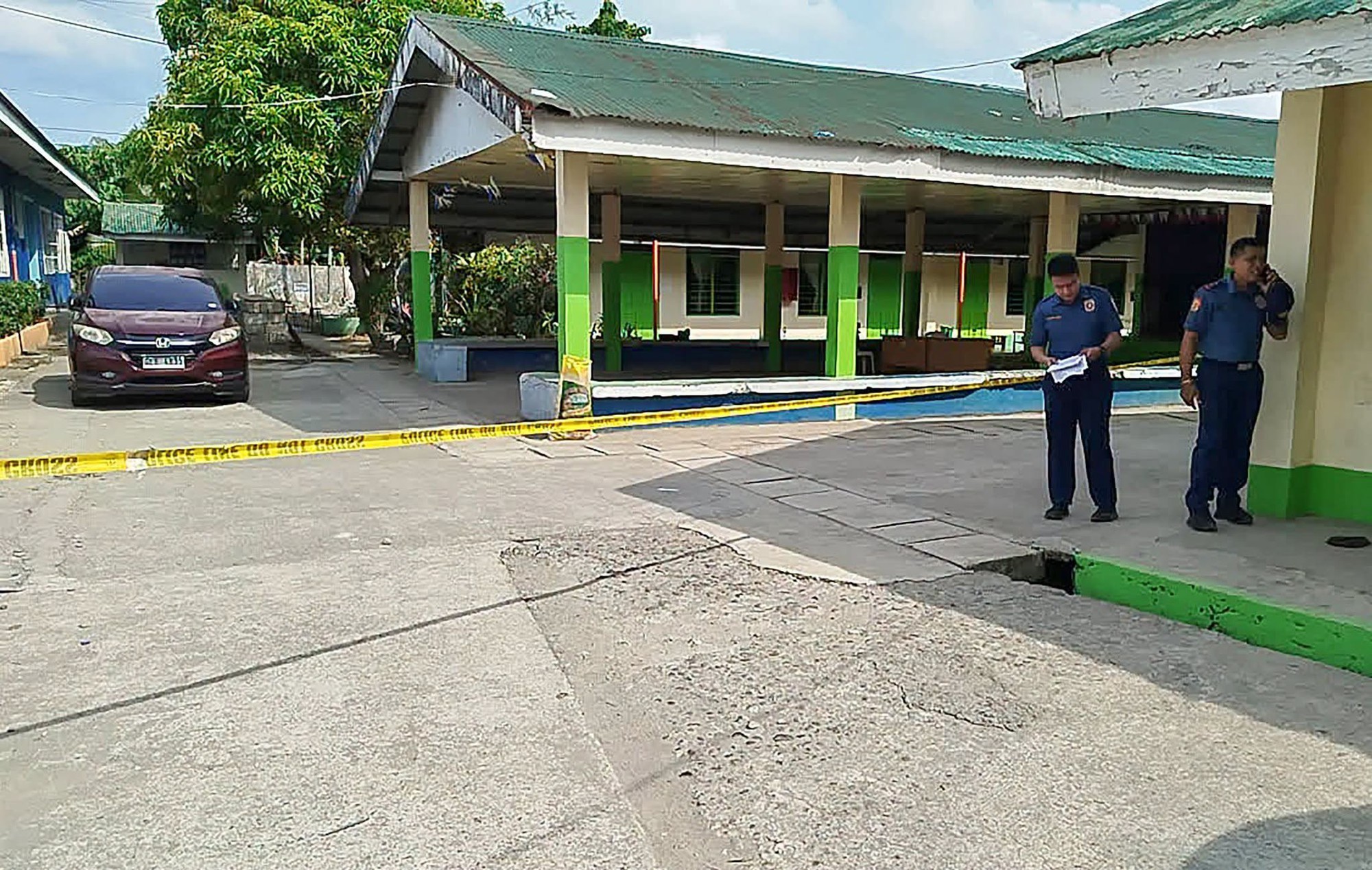 Hiện trường kinh hoàng vụ xả súng tại trường học ở Philippines khiến 10 học sinh thương vong; nghi phạm mới 14 và 15 tuổi- Ảnh 3. Hiện trường kinh hoàng vụ xả súng tại trường học ở Philippines khiến 10 học sinh thương vong; nghi phạm mới 14 và 15 tuổi- Ảnh 3.