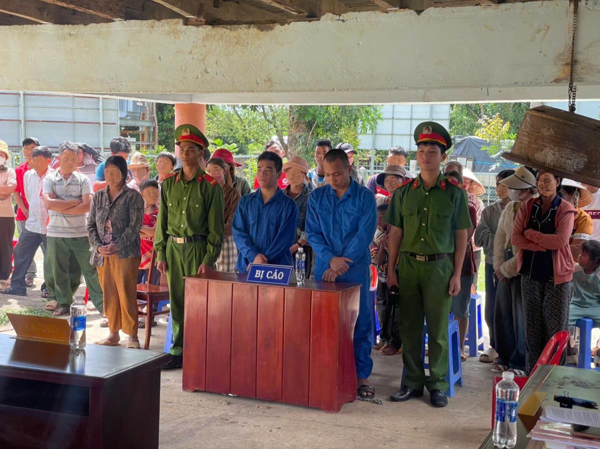 Quảng Ngãi: Quẳng hết tiền công lao động vào ma túy , 2 trai làng lãnh án tù
