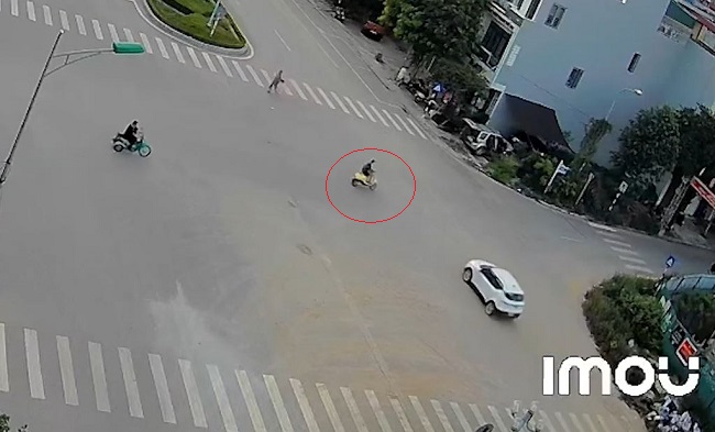 Kinh hoàng khoảnh khắc ôtô đâm bay người đi xe máy tại ngã tư