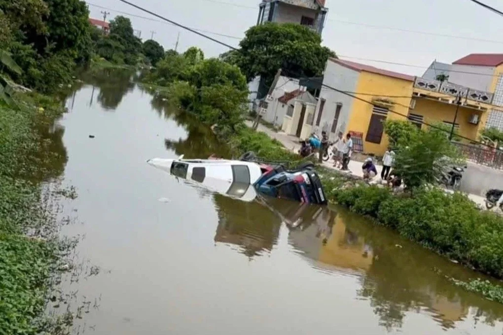 Hy hữu: Xe cứu hộ chở theo ô tô Lexus bất ngờ trôi thẳng xuống sông