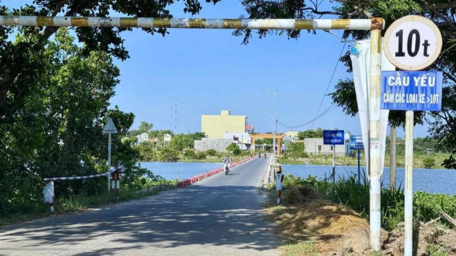 Người dân nơm nớp qua lại trên hai cây cầu xuống cấp ở Quảng Ngãi