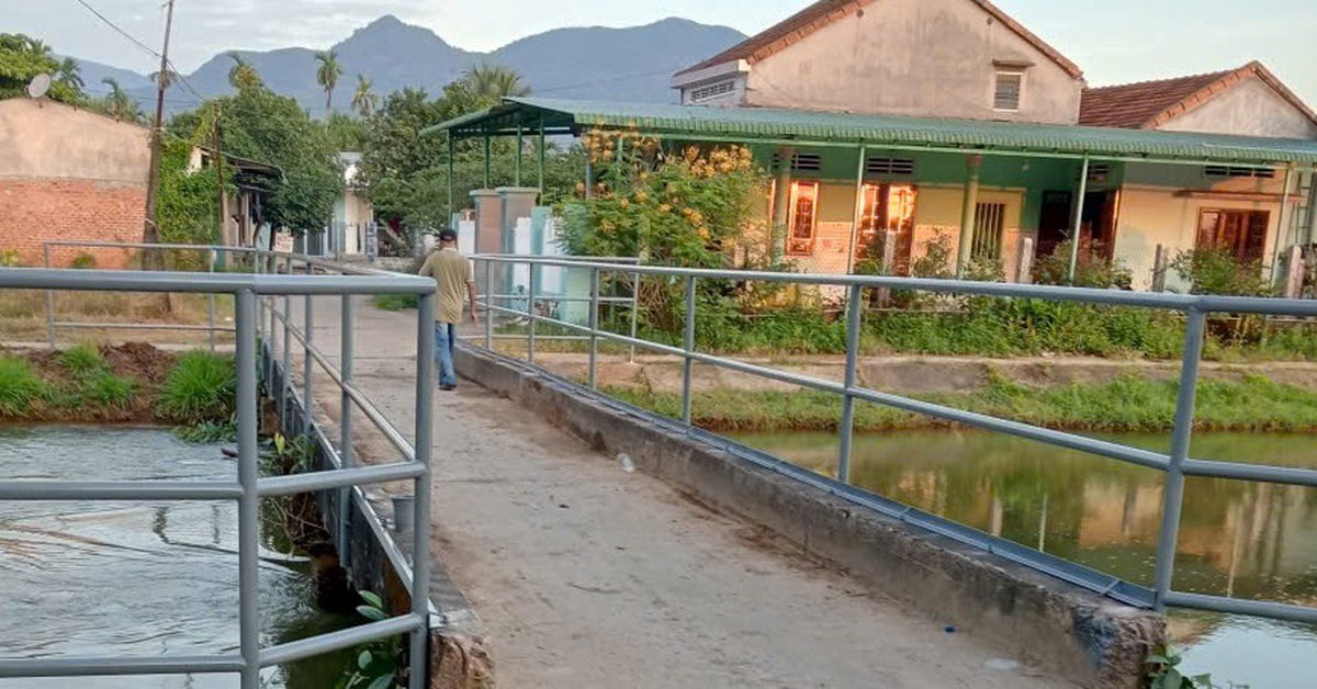 Đã lắp lan can cho cây cầu trên đoạn kênh ’30 năm cướp đi sinh mạng 28 người’
