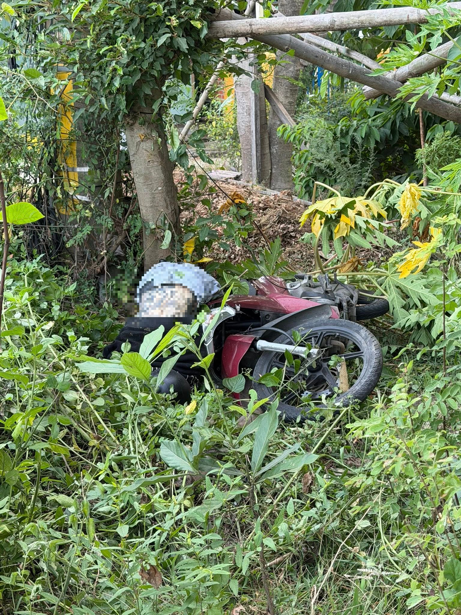 Vụ nam thanh niên chết bên xe máy: Công an tìm người biết thông tin - Ảnh 1.