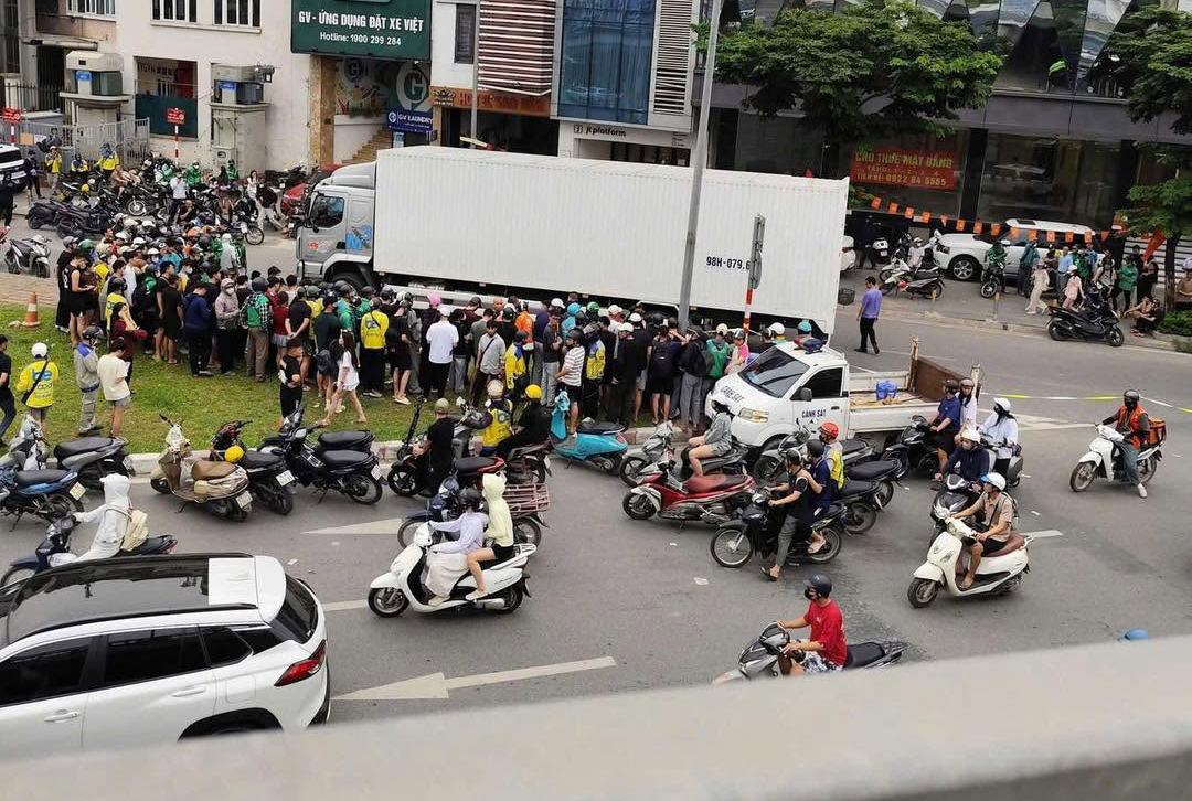 Hà Nội : Hiện trường vụ tai nạn khiến cô gái tử vong dưới gầm xe tải - Ảnh 3.