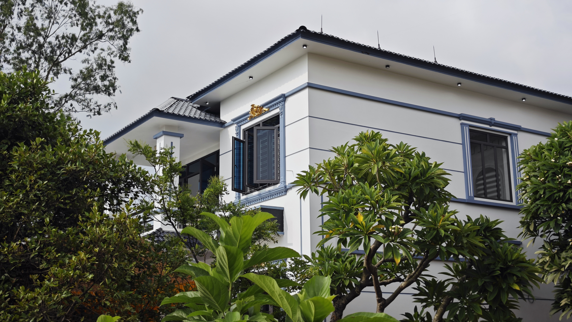 Người thân nghẹn ngào kể lại khoảnh khắc tiếp cận hiện trường vụ thảm án ở Bắc Ninh: "Chúng tôi đập kính để cứu cháu nhưng không kịp"- Ảnh 2. Người thân nghẹn ngào kể lại khoảnh khắc tiếp cận hiện trường vụ thảm án ở Bắc Ninh: "Chúng tôi đập kính để cứu cháu nhưng không kịp"- Ảnh 2.