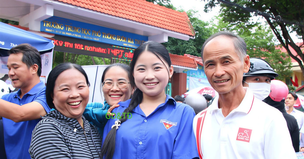 Vượt gần 400km, ông bà từ Quảng Ngãi vào Đắk Lắk cổ vũ cháu ngoại thi tốt nghiệp THPT