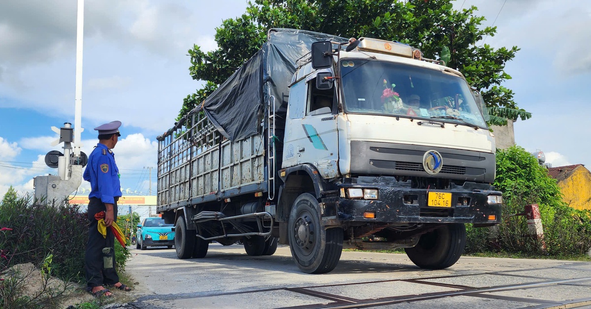 Quảng Ngãi: Khởi công mở rộng gần 7km quốc lộ 24B, người dân mừng vì sắp thoát cảnh ‘vừa đi vừa lo’