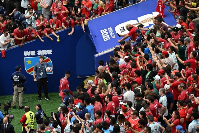 Ronaldo vùng vằng bỏ đội rời sân ngay sau trận hòa Congo, thực hư chuyện CR7 bất mãn với cả đội