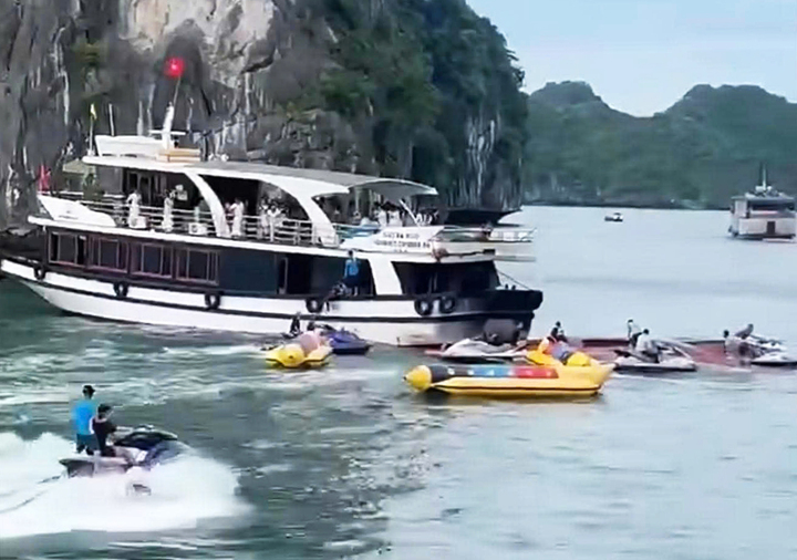 Tàu du lịch va chạm thuyền máy trên vịnh Lan Hạ, một người chết