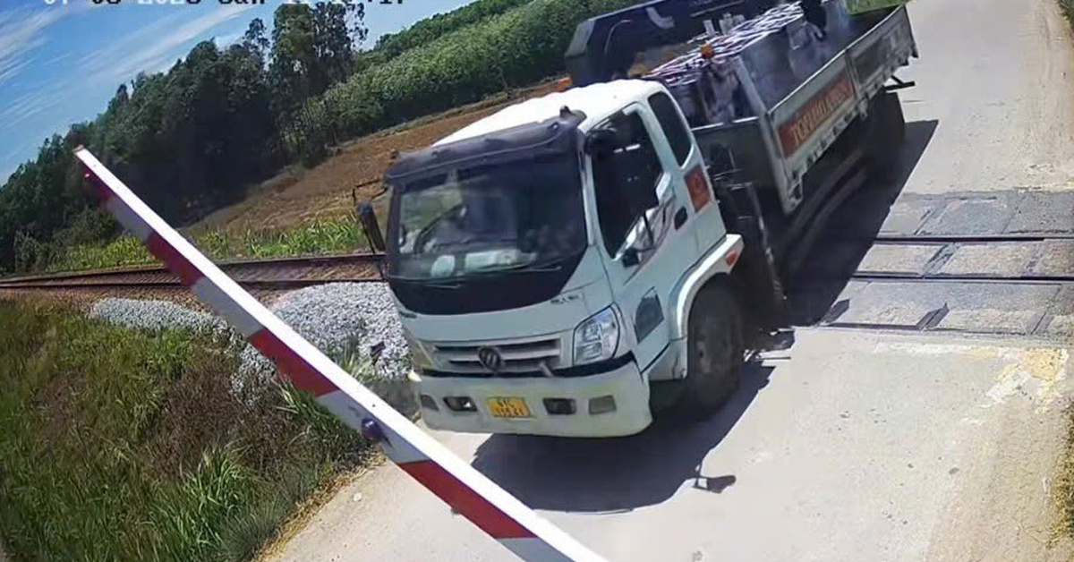 Chìm ca nô du lịch trên biển Cửa Đại, cập nhật tình hình 16 khách và 3 thuyền viên