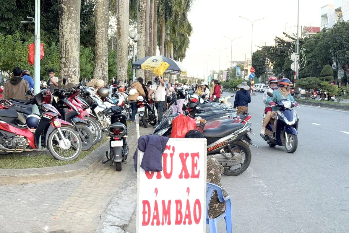 Quảng Ngãi công bố mức phí sử dụng tạm thời lòng đường, vỉa hè