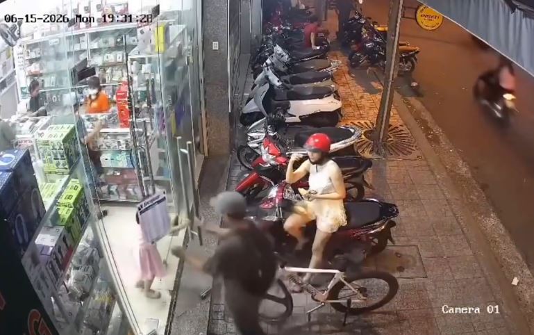 Thanh niên xô cửa trúng bé gái, đánh luôn người mẹ khi bị phản ứng