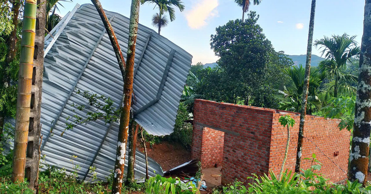 Quảng Ngãi: Lốc xoáy làm 70 nhà dân tốc mái, trụ sở UBND xã hư hỏng