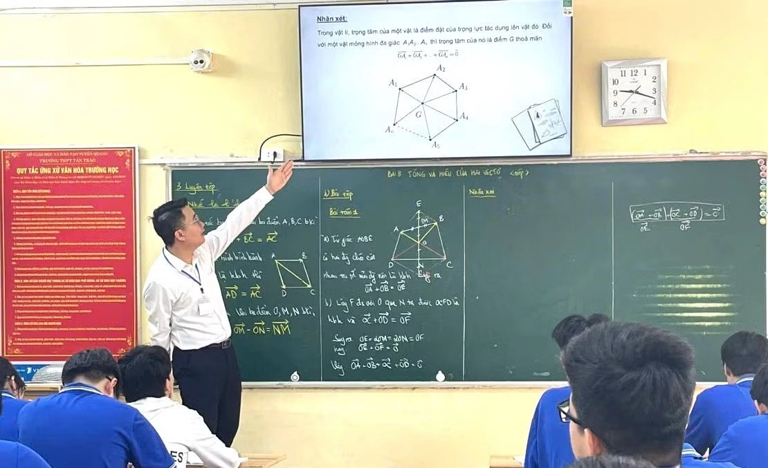 Chân dung bất ngờ của thầy giáo trẻ bị giữ khẩn cấp trong vụ “mưa điểm 10” Toán ở Tuyên Quang