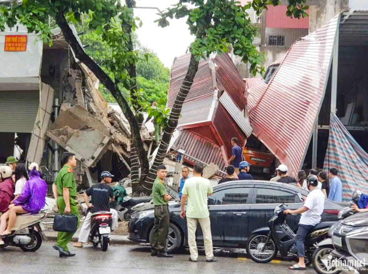 Sập hoàn toàn 2 căn nhà trên đường Lê Lợi trong lúc cải tạo, lực lượng chức năng phong tỏa khẩn cấp
