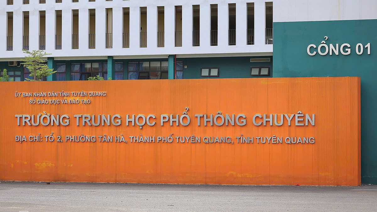 Một giáo viên ra đầu thú trong vụ điểm Toán cao bất thường ở Tuyên Quang