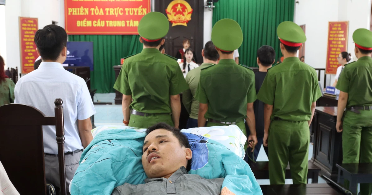 Nạn nhân vụ ‘bị đánh đến thân tàn ma dại’ ở Đắk Lắk nằm trên cáng dự toà