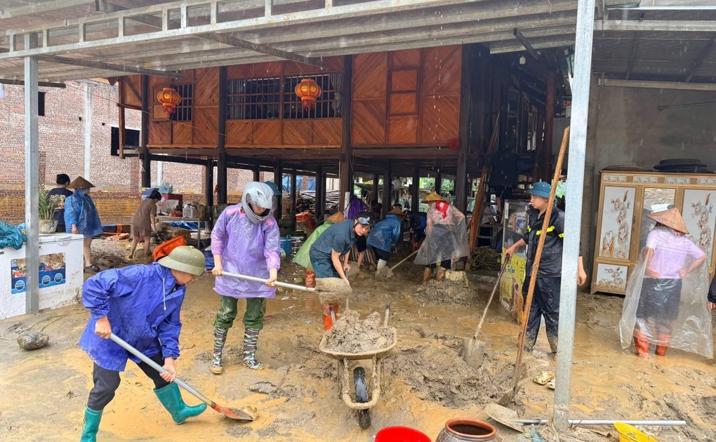 Mưa lớn gây sạt lở, đất đá tràn vào nhiều nhà dân