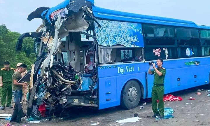 17-1784257836-xe-khach-dam-vao-duoi-xe-tai-tren-cao-toc-noi-bai-lao-cai-tai-xe-tu-vong-3-nguoi-bi-thuong