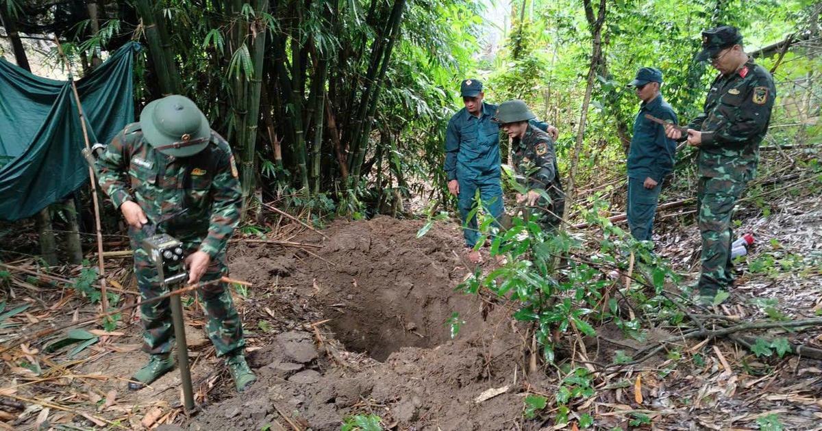 Quảng Ngãi: Phát hiện 1 hài cốt liệt sĩ còn bọc áo mưa kèm đôi giày vải