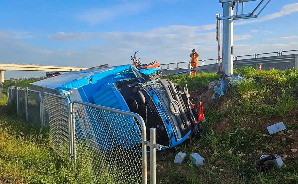 Xe tải lao khỏi cao tốc, lật xuống taluy khiến một người tử vong