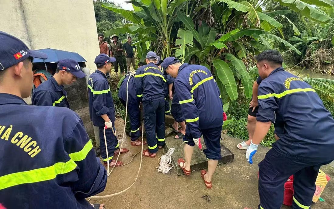 Dùng máy bơm xăng dưới bể nước, 4 người thương vong