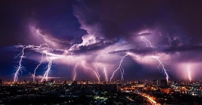 Mưa to sầm sập trút xuống miền Bắc, Hà Nội cùng nhiều địa phương ghi nhận hàng trăm cú sét