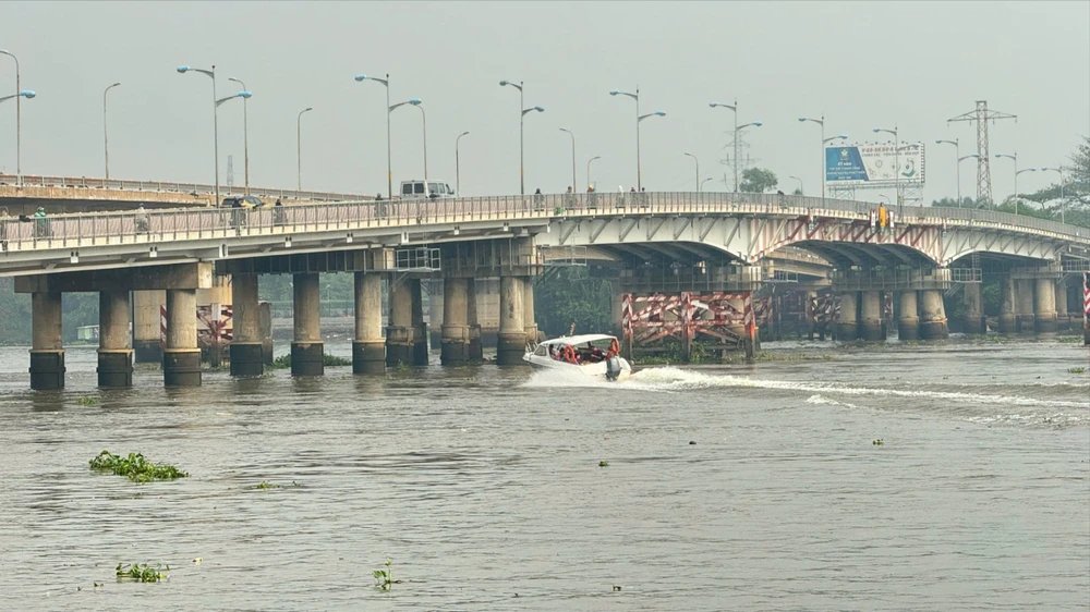 Người phụ nữ được cứu sau khi nhảy cầu ở TP.HCM, vài giờ sau được phát hiện tử vong trên sông