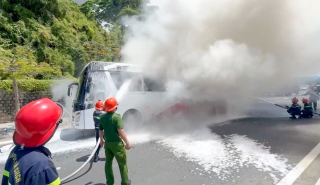 Hiện trường xe khách cháy trơ khung ở Khánh Hòa: Nhiều tiếng nổ phát ra trước khi lửa bùng lên