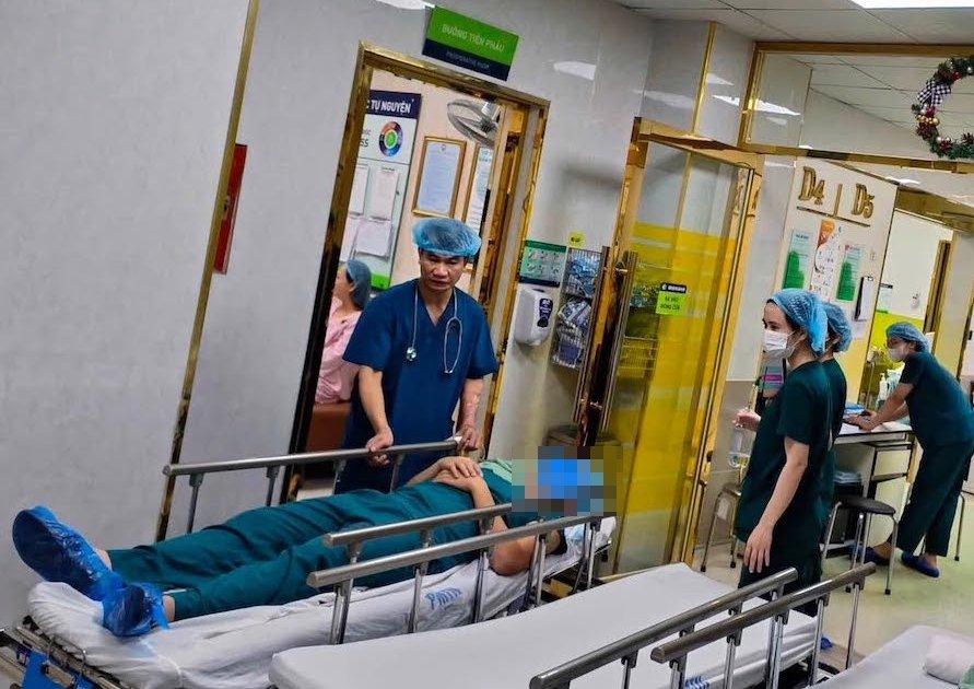 Chồng vào phòng mổ đón con chào đời, quá xúc động đến mức ngất xỉu khiến bác sĩ phải cấp cứu