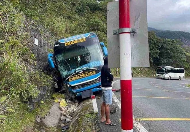 Xe khách chở 21 người lao vào vách núi, nhiều người bị thương
